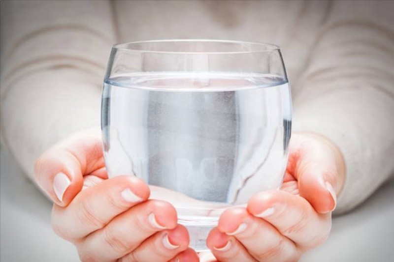 Uống nhiều nước là cách chữa bệnh gút tốt nhất tại nhà