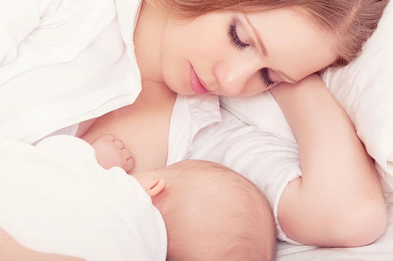 Cho con bú sữa mẹ cũng là cách giữ dáng sau sinh hiệu quả