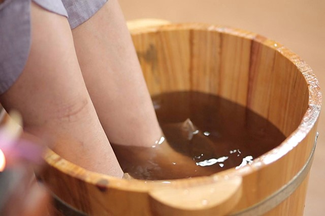 Ngâm nước sắc lá lốt – một phương pháp phổ biến chữa gout bằng lá lốt