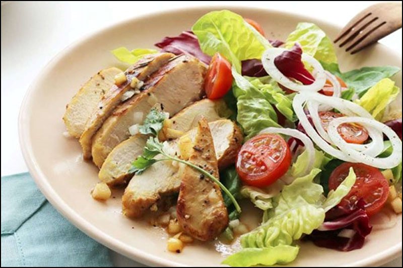 Salad gà là món ăn lý tưởng trong thực đơn KETO 7 ngày