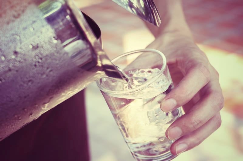 Uống nước thường xuyên để tránh tình trạng mất nước