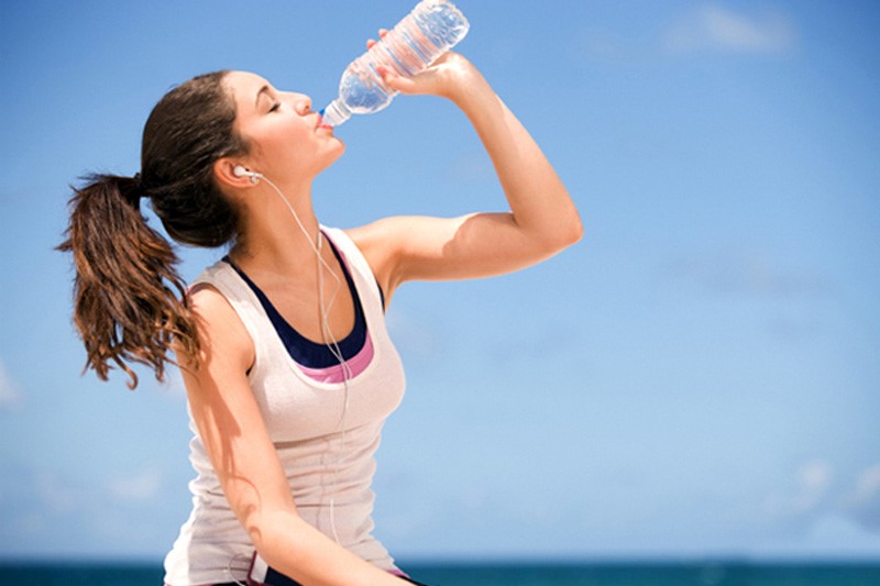 Uống 1.5-2 lít nước mỗi ngày sẽ giúp cơ thể đào thải được các độc tố