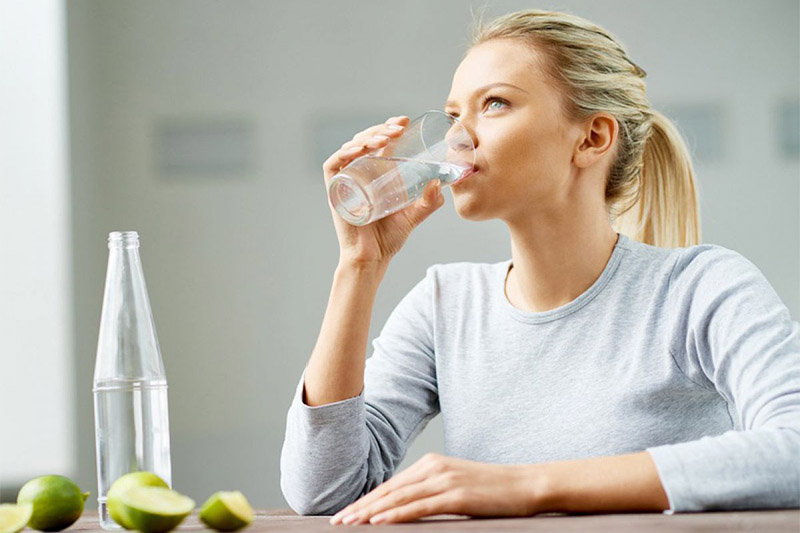Uống nhiều nước là một phương pháp giảm cân an toàn không cần ăn kiêng