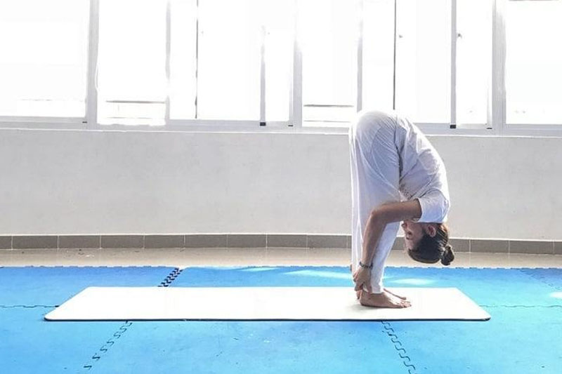 Đứng gập người là tư thế Yoga giảm cân cho người mới bắt đầu phổ biến