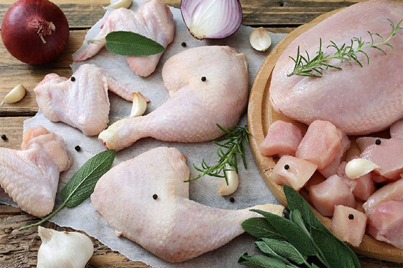 Thịt gà có chứa nhiều lượng Purin và dưỡng chất tốt cho sức khỏe con người