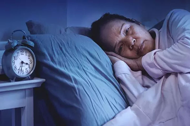 Mất ngủ là một trong những ảnh hưởng khi bạn chưa biết cách chữa gout bằng trà xanh đúng cách