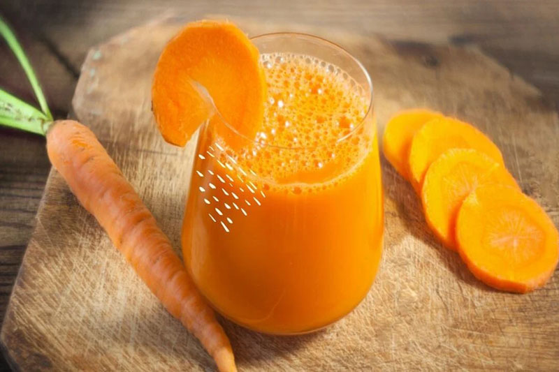 uống nước ép gì giảm mỡ bụng - Nước ép cà rốt