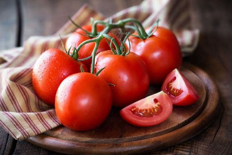 Việc sử dụng cà chua giúp bạn giải đáp ăn rau gì giảm cân nhanh nhất