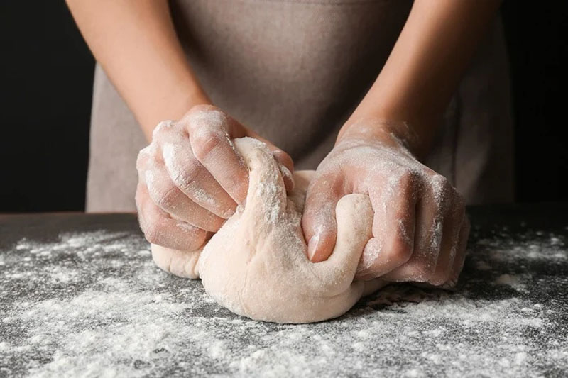 Quá trình nhào bột vô cùng quan trọng trong việc làm bánh mì giảm cân