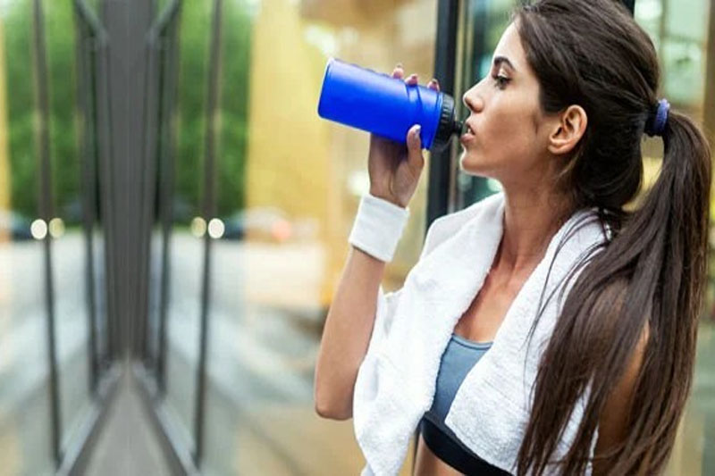 Bạn hãy luôn nhớ bổ sung nước đầy đủ để đạt hiệu quả cao trong chế độ ăn cho người tập gym giảm cân