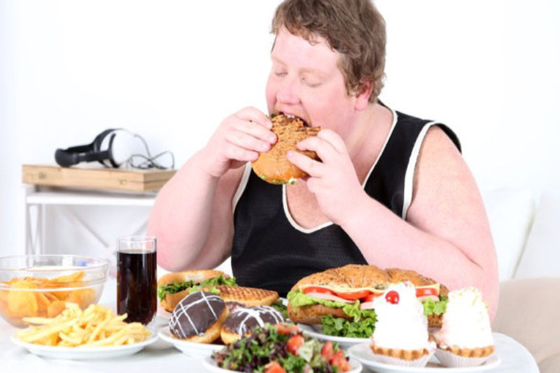 Chế độ ăn uống kém lành mạnh khiến cho trẻ dễ bị thừa cân