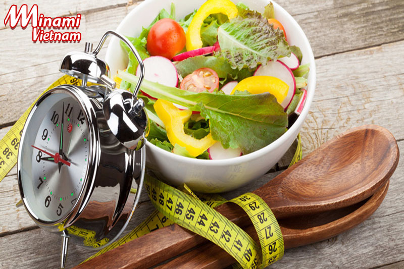 Chia nhỏ thành nhiều bữa ăn trong ngày và ăn đúng giờ để giảm béo bụng cấp tốc
