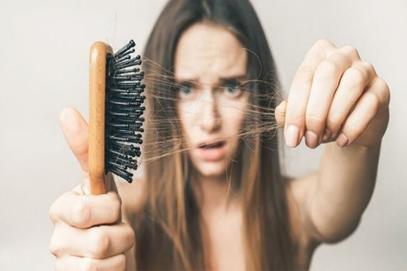 Tình trạng rụng tóc là hệ quả phổ biến khi giảm cân nhanh trong 4 ngày