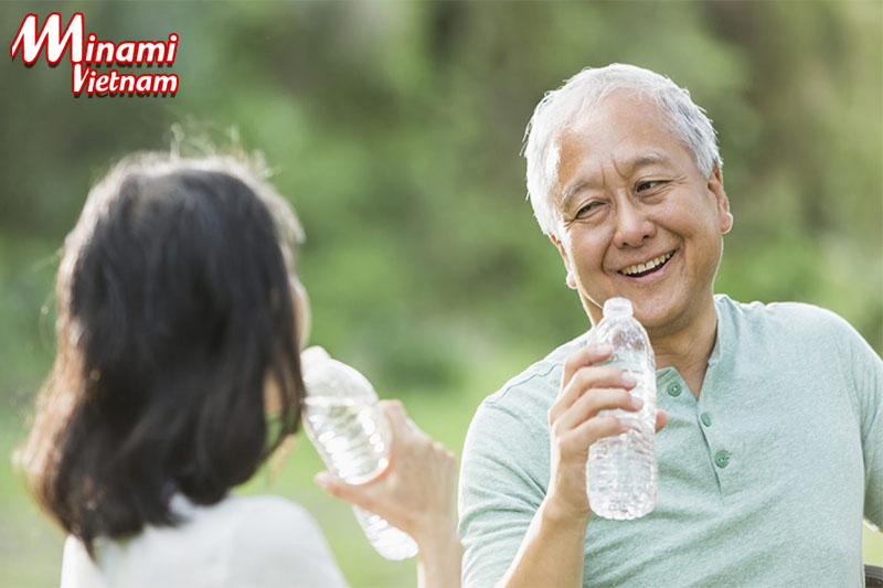 Việc uống nước đầy đủ mỗi ngày giúp cải thiện bệnh gút tại nhà