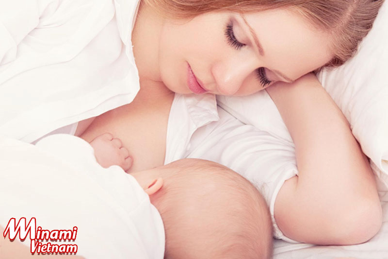 Cho con bú sữa mẹ cũng là cách giữ dáng sau sinh hiệu quả
