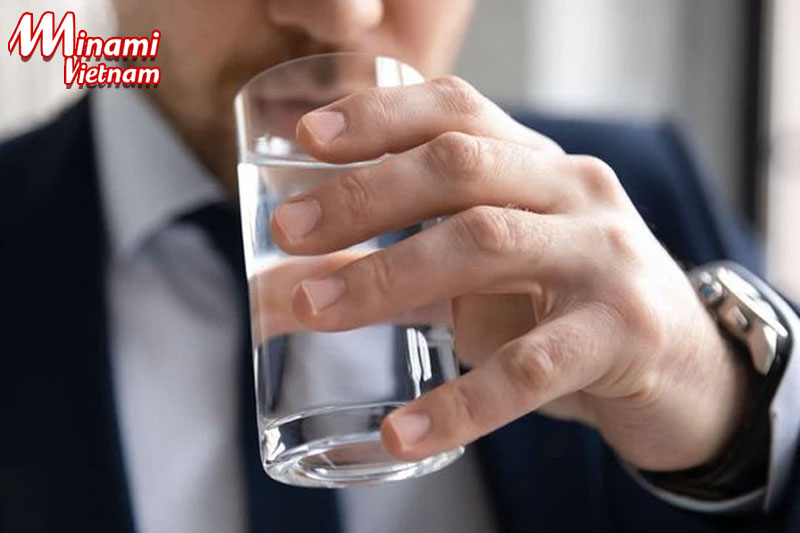 uống đủ nước mỗi ngày giúp phòng tránh gout hiệu quả