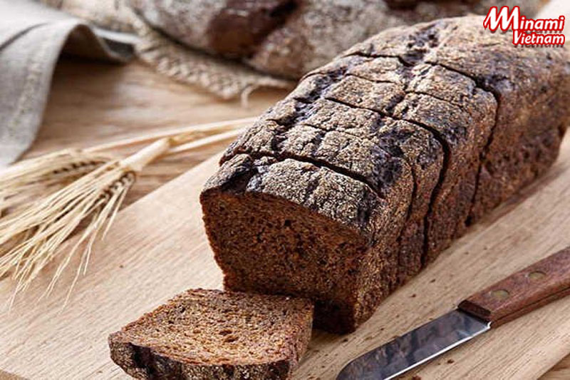 Bánh mì đen giảm cân có xuất xứ từ Đức được làm từ bột lúa mạch nguyên chất