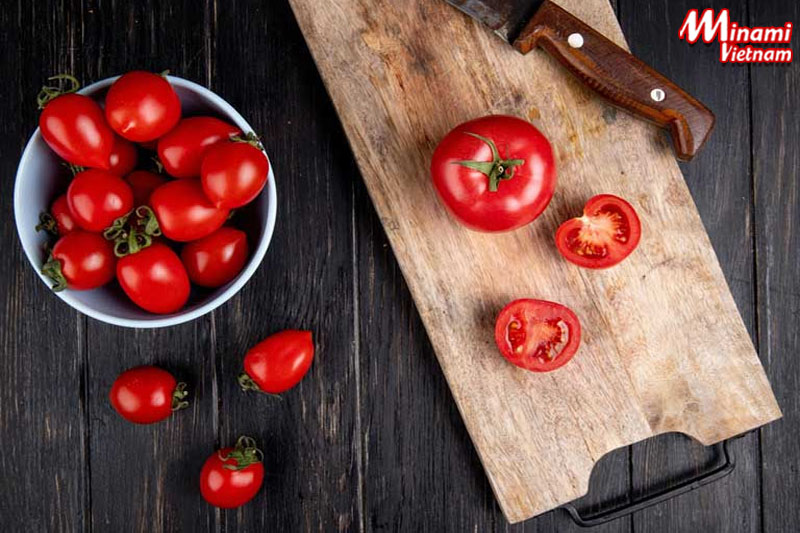 Lý giải cơn đau khớp khi người mắc bệnh gout ăn cà chua?
