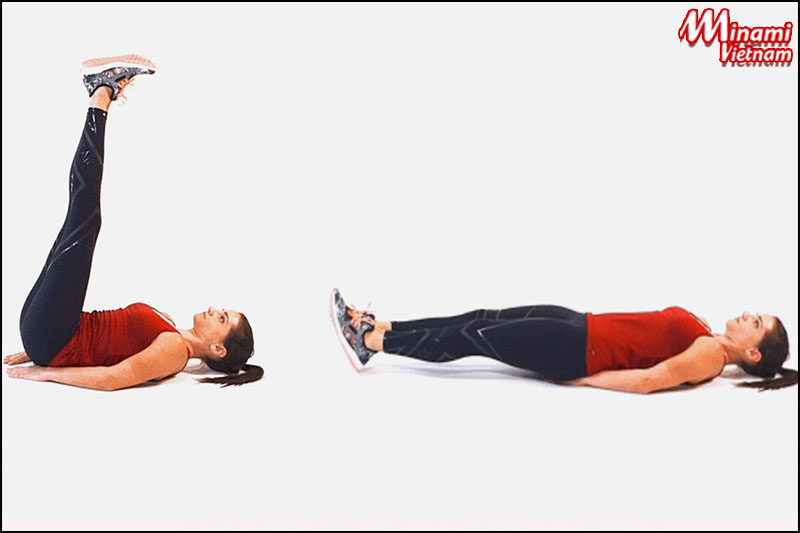 Nằm nâng chân là bài tập Yoga eo thon giúp săn chắc cơ bụng
