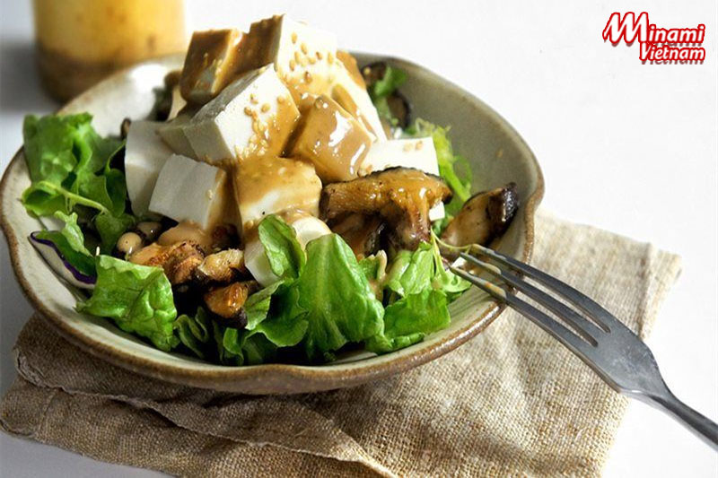 Thưởng thức món salad đậu phụ giảm béo đơn giản