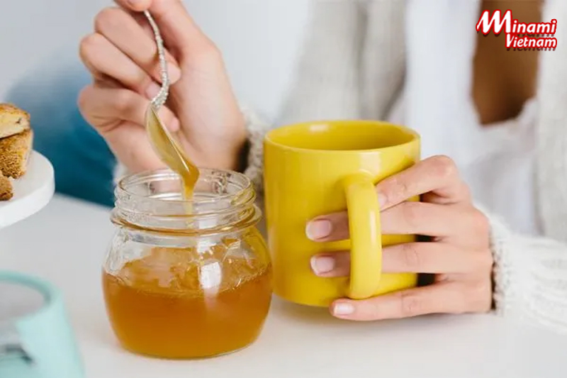 Giảm cân sau sinh bằng mật ong hiệu quả thì uống vào buổi sáng mới dậy.
